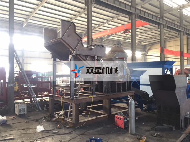 <a href='http://www.jlysxjy.com/' target='_blank'><span>金屬粉碎機(jī)</span></a>生產(chǎn)車間實(shí)拍