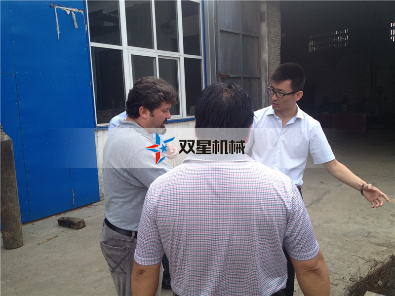 國(guó)外客戶參觀廢金屬粉碎機(jī)