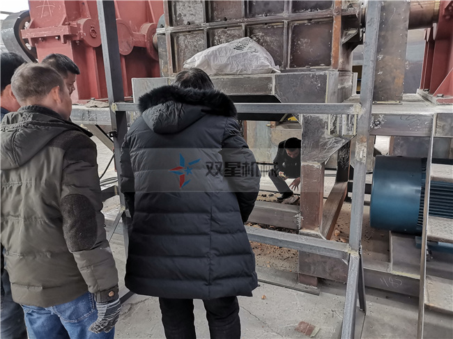 安徽客戶現(xiàn)場參觀試機金屬粉碎機