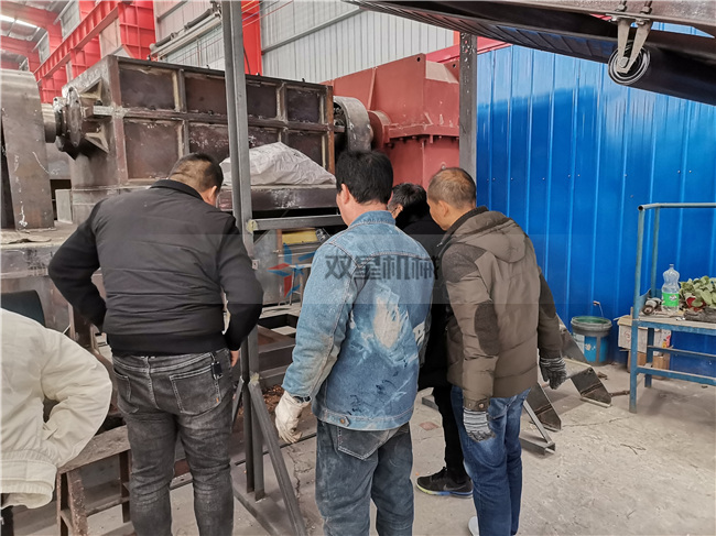 安徽客戶現(xiàn)場參觀試機金屬粉碎機