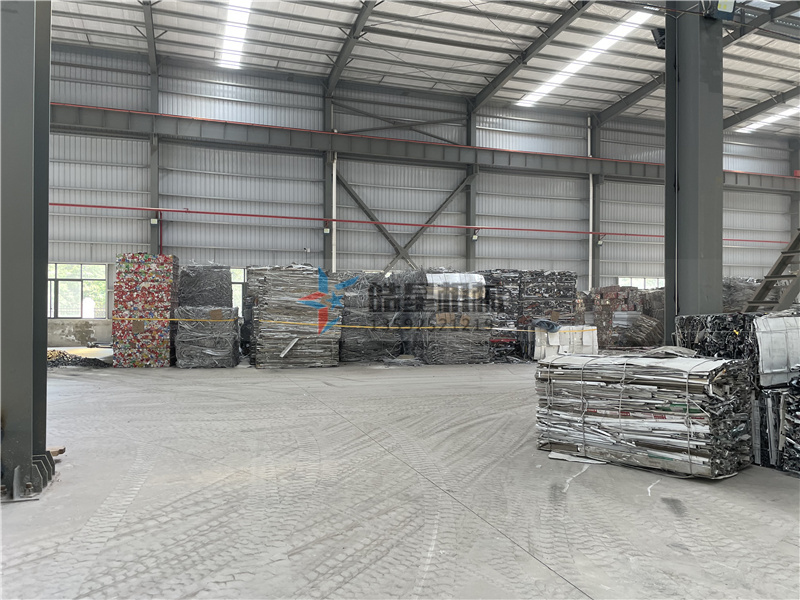 <a href='http://www.jlysxjy.com/1/54.html' target='_blank'><span>廢鋁粉碎機(jī)</span></a>作業(yè)現(xiàn)場