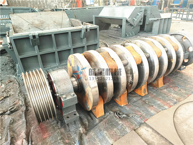 <a href='http://www.jlysxjy.com/' target='_blank'><span>金屬粉碎機(jī)</span></a><a href='http://www.jlysxjy.com/case/501.html' target='_blank'><span>錘頭</span></a>、<a href='http://www.jlysxjy.com/case/502.html' target='_blank'><span>篩板</span></a>、破碎腔體生產(chǎn)組裝現(xiàn)場(chǎng)