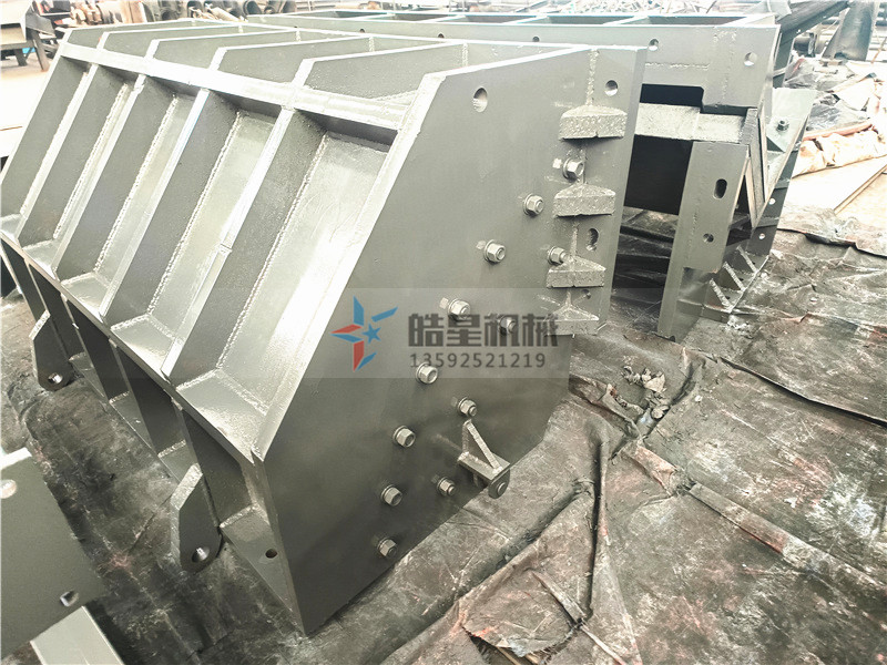 金屬粉碎機錘頭、篩板、破碎腔體生產(chǎn)組裝現(xiàn)場