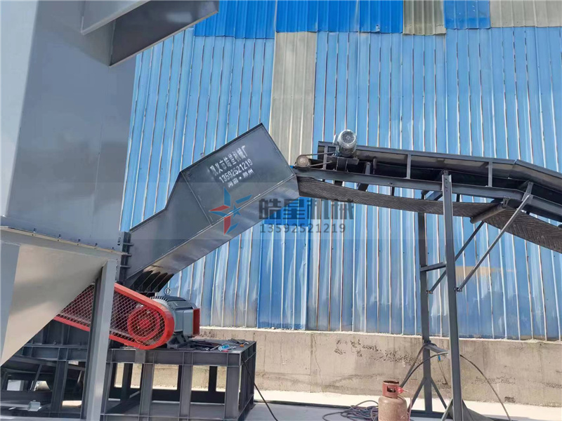 斷橋鋁破碎機(jī)工作現(xiàn)場(chǎng)